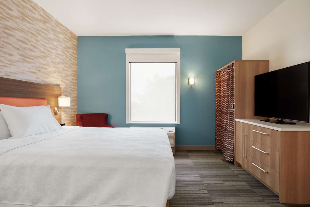 Suite, 1 King Bed, Accessible, Bathtub