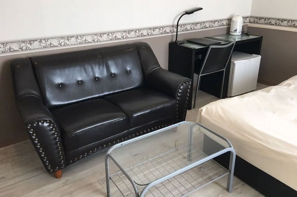 Semi-double Room, Smoking