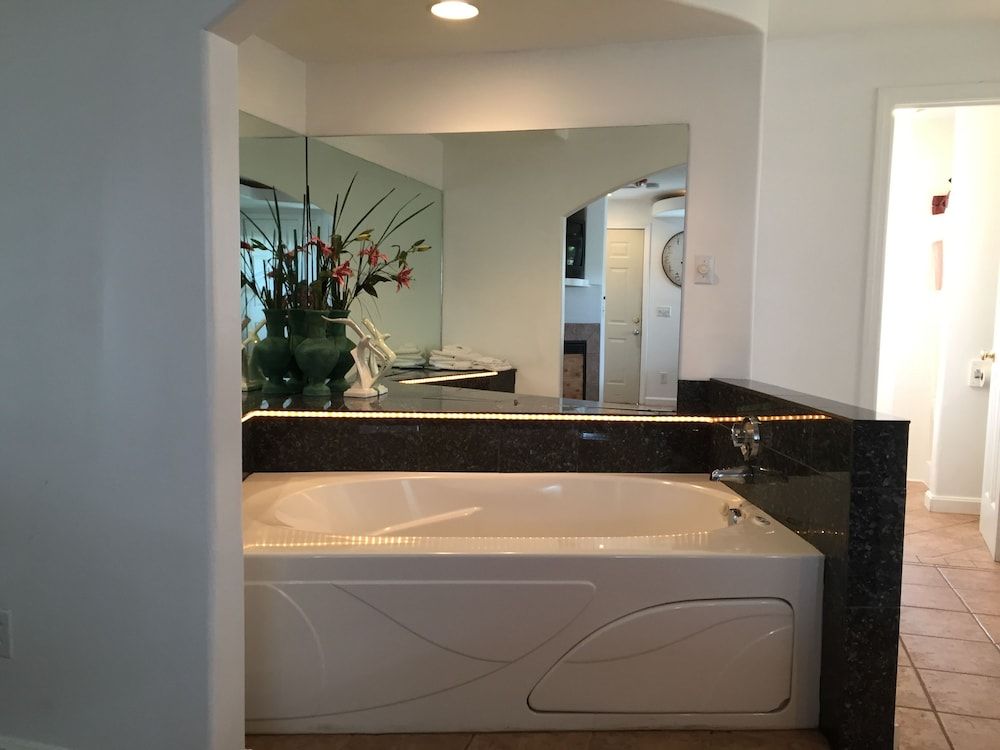 Point 1 Motel 1 King Bed, Jacuzzi Tub 5