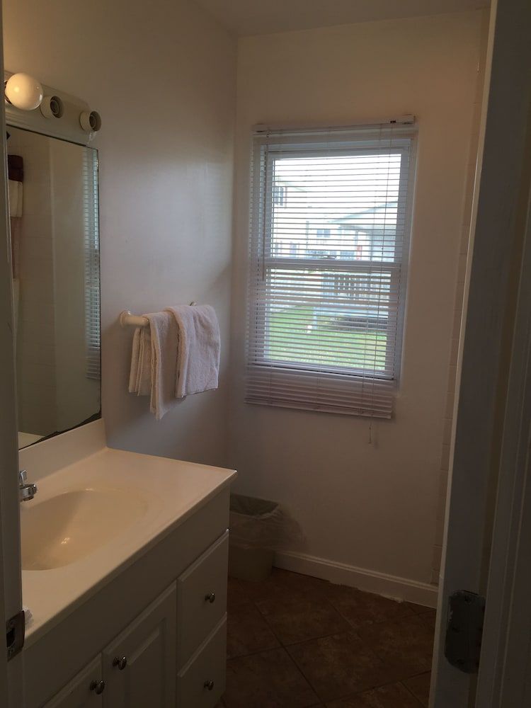 Point 1 Motel Standard Room, 1 King Bed 3