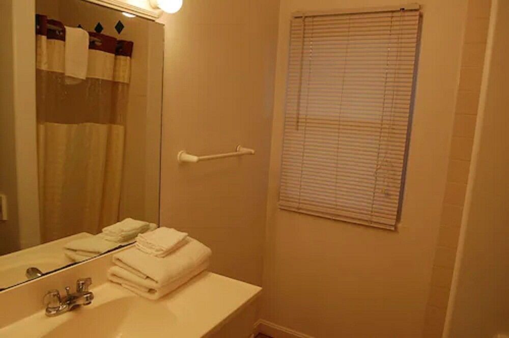 Point 1 Motel 1 King Bed, Jacuzzi Tub 4