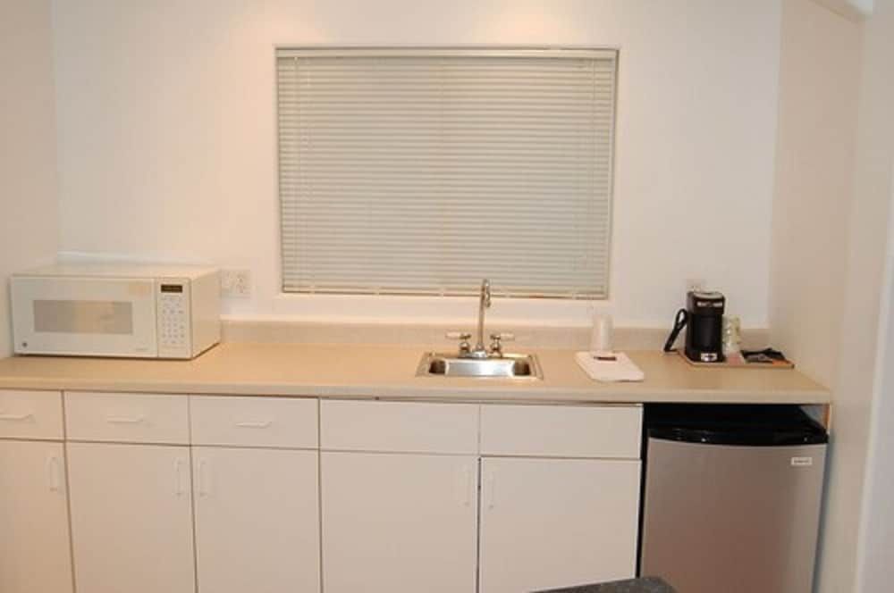 Point 1 Motel 1 King Bed, Jacuzzi Tub 3