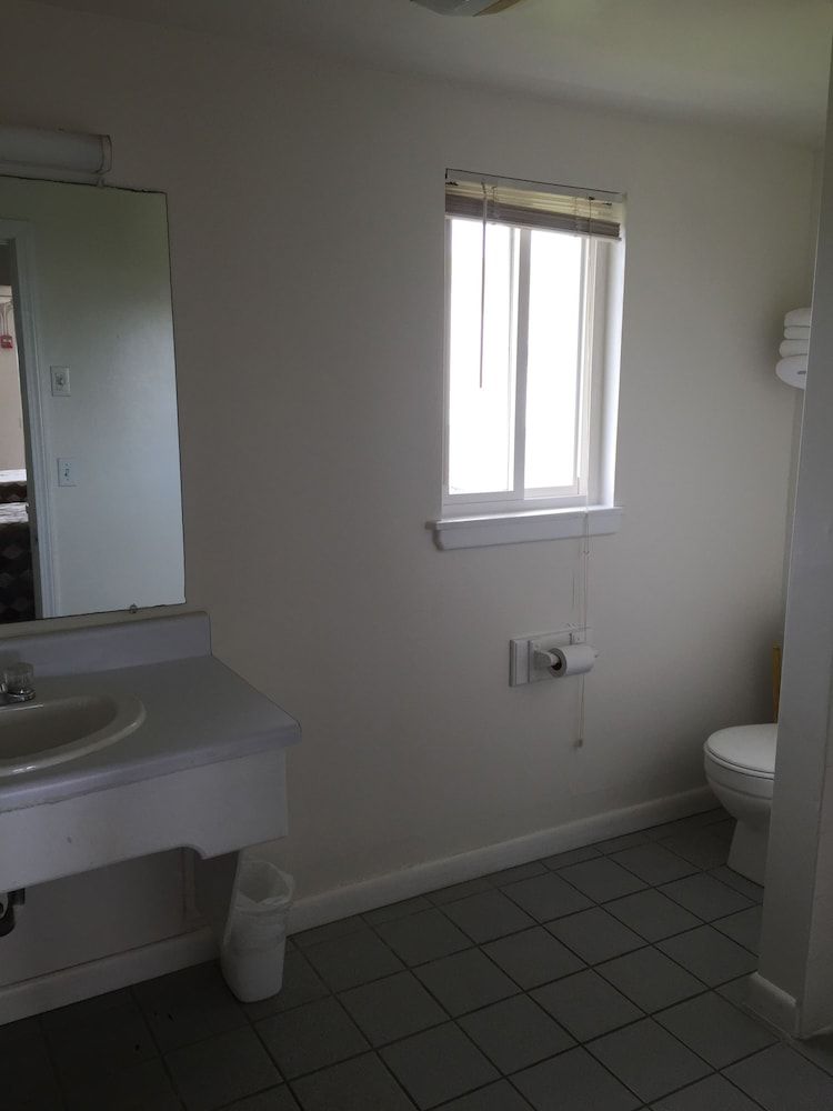 Point 1 Motel Standard Room, 2 Double Beds 5