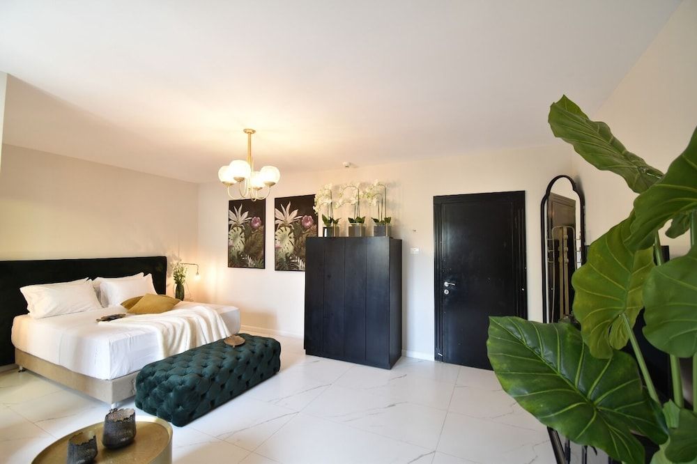 Estate Spa Deluxe Suite with Jacuzzi 2