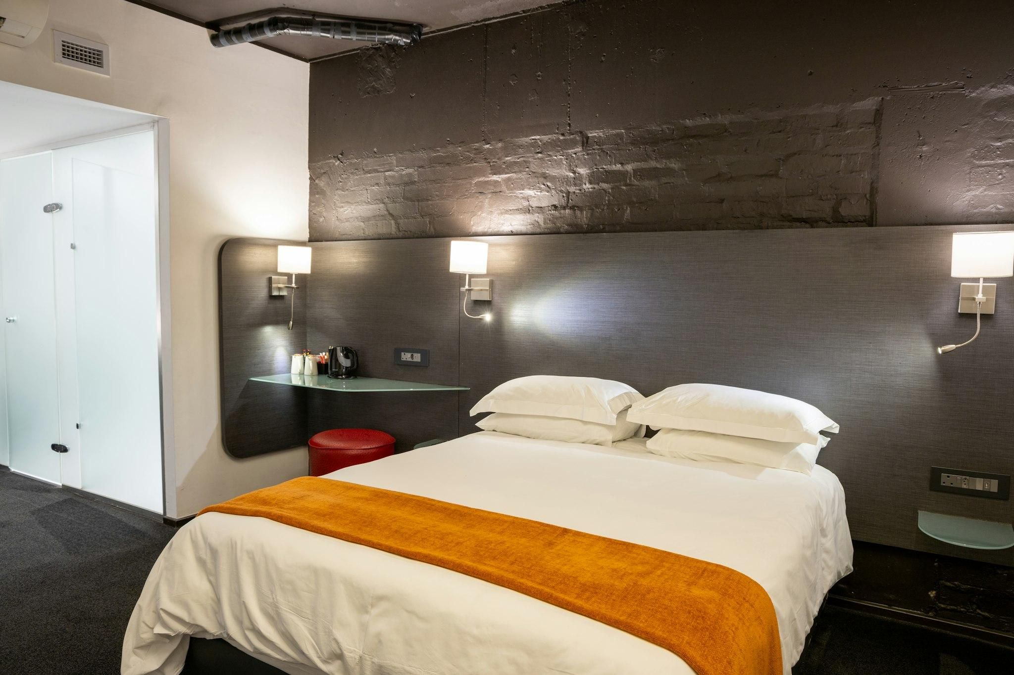 ONOMO Hotel Waterfront Cabin Queen Room 4