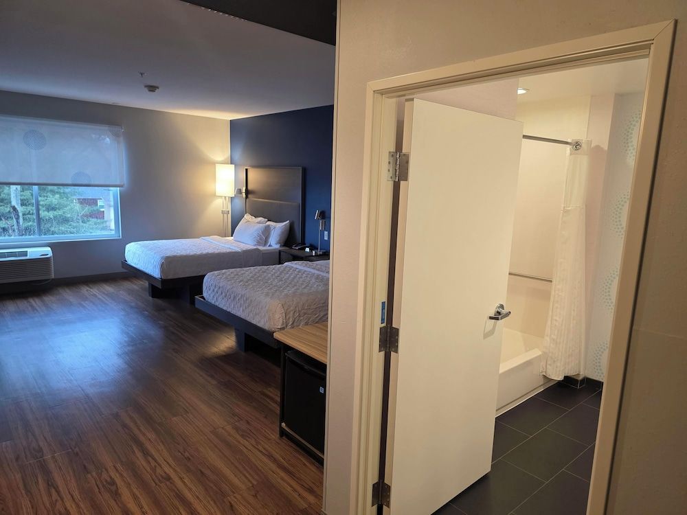 Standard Room, 2 Queen Beds, Accessible, Bathtub