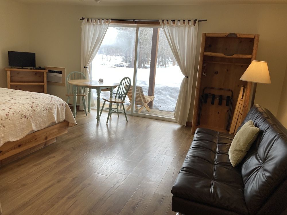 River Run Inn Riverview Queen with Kitchenette 11