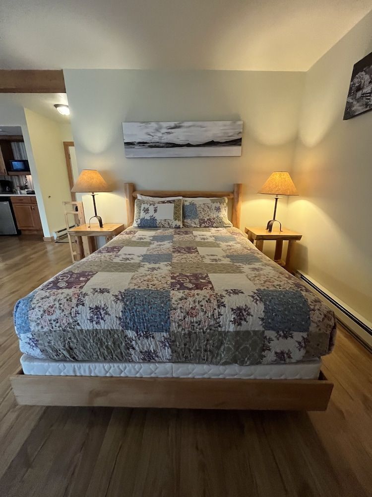 River Run Inn Riverview Queen with Kitchenette 7