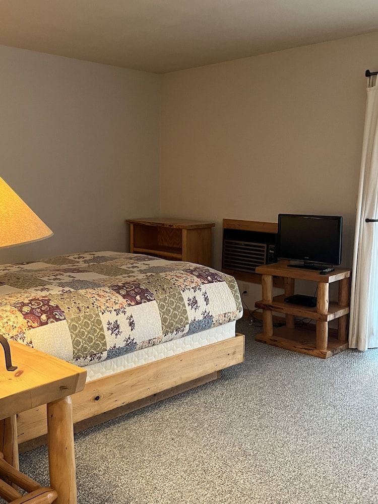 River Run Inn Riverview Queen with Kitchenette 3