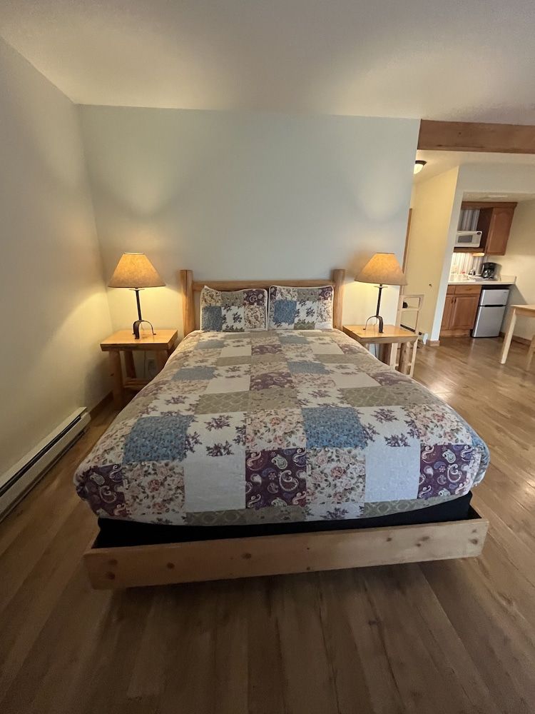 River Run Inn Riverview Queen with Kitchenette 5