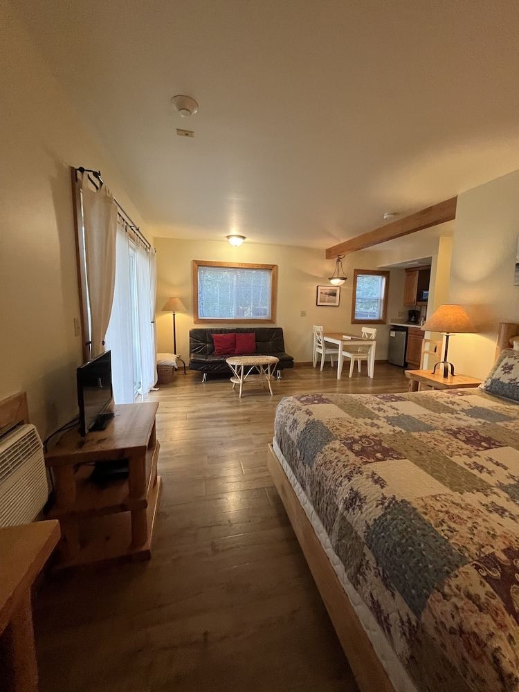 River Run Inn Riverview Queen with Kitchenette 9