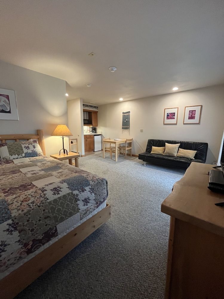 River Run Inn Riverview Queen with Kitchenette 10