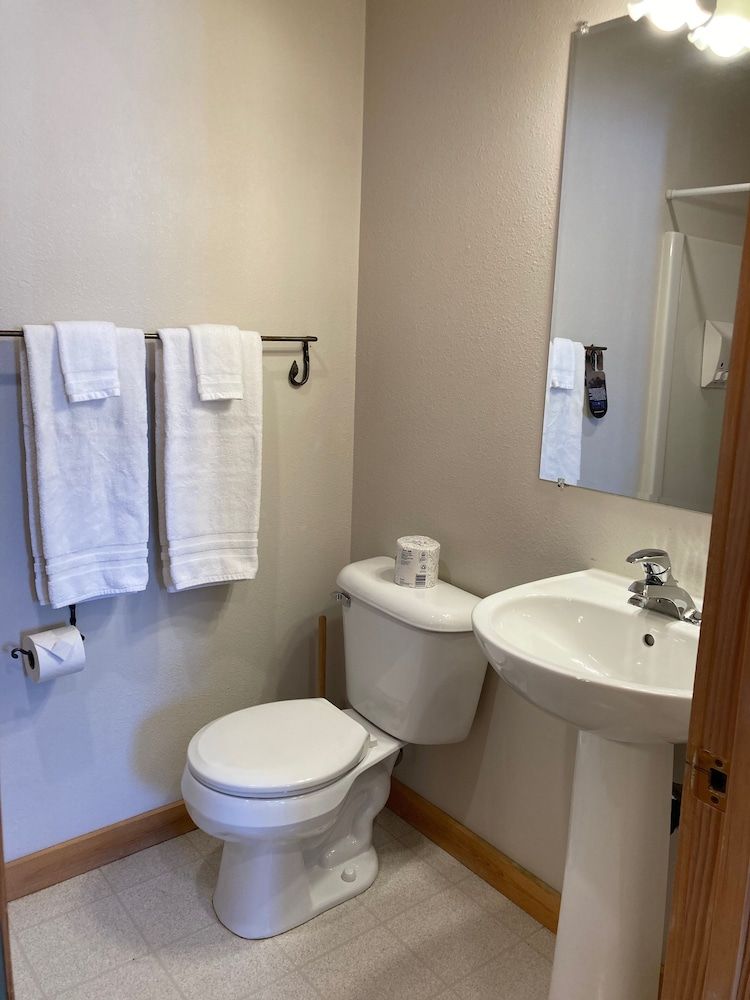 River Run Inn Riverview Queen with Kitchenette 20