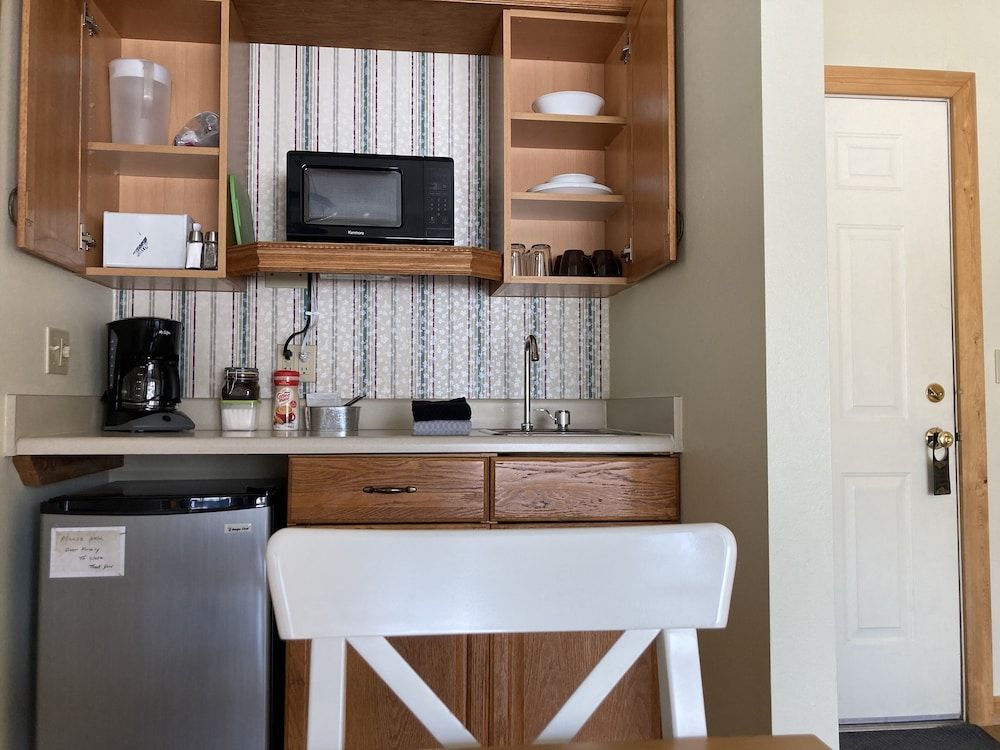 River Run Inn Riverview Queen with Kitchenette 30