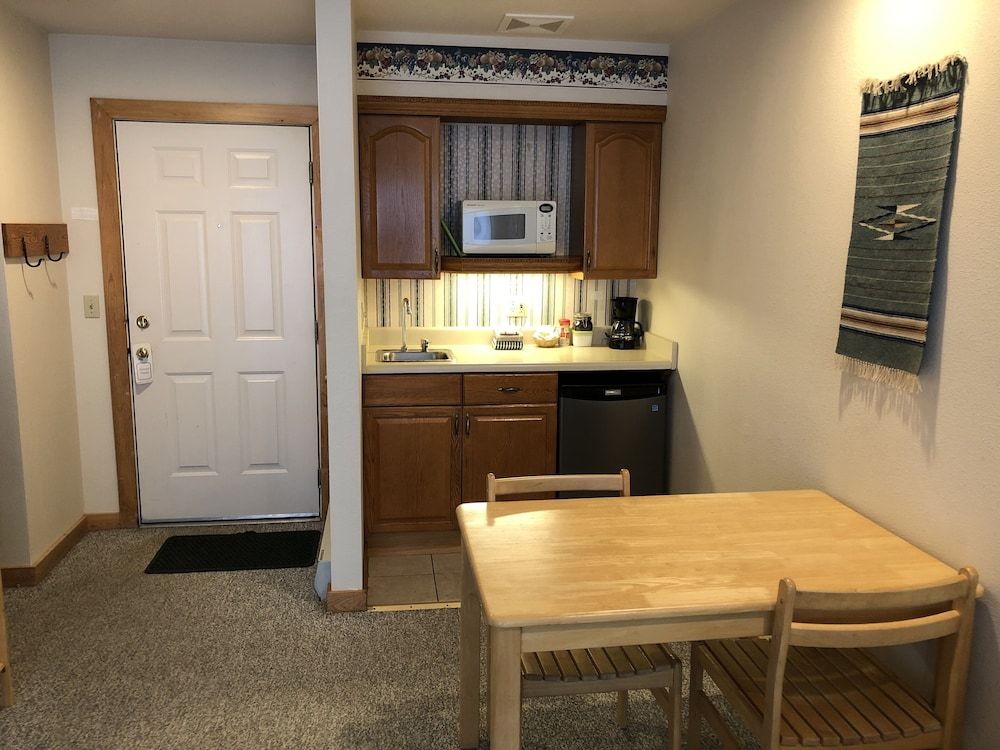 River Run Inn Riverview Queen with Kitchenette 29