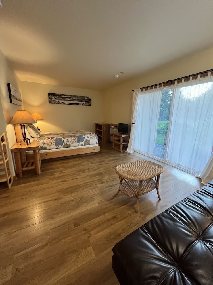 River Run Inn Riverview Queen with Kitchenette 8