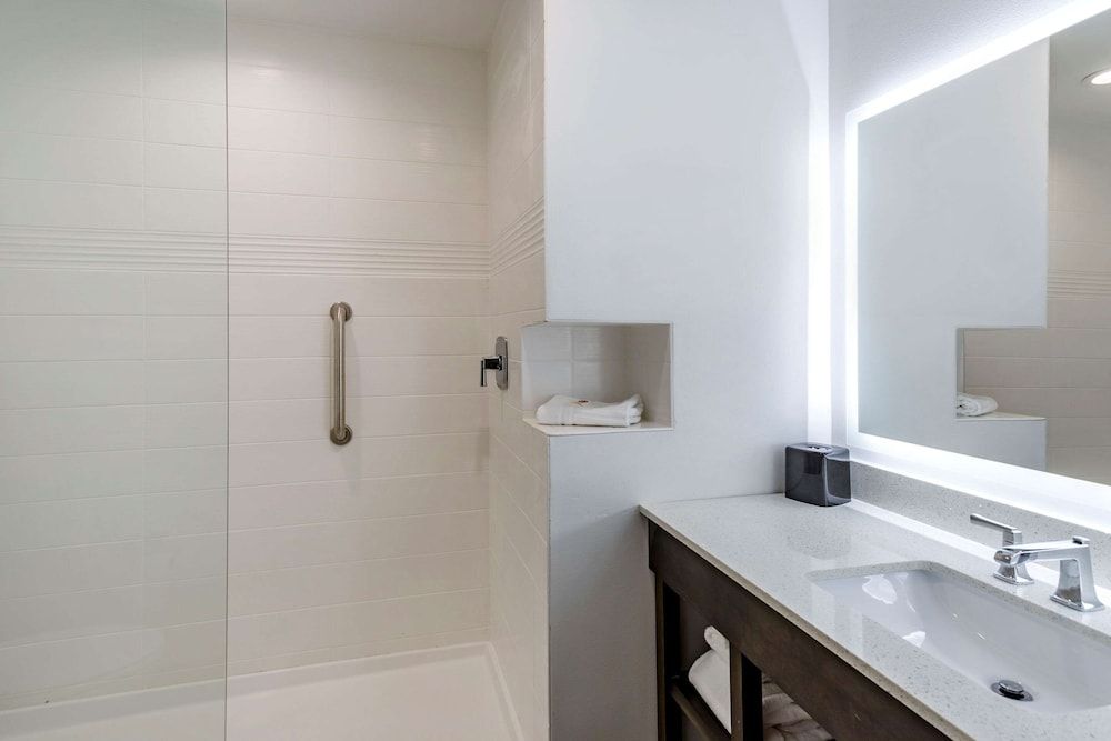 Comfort Inn & Suites Suite, 1 King Bed, Non Smoking 4