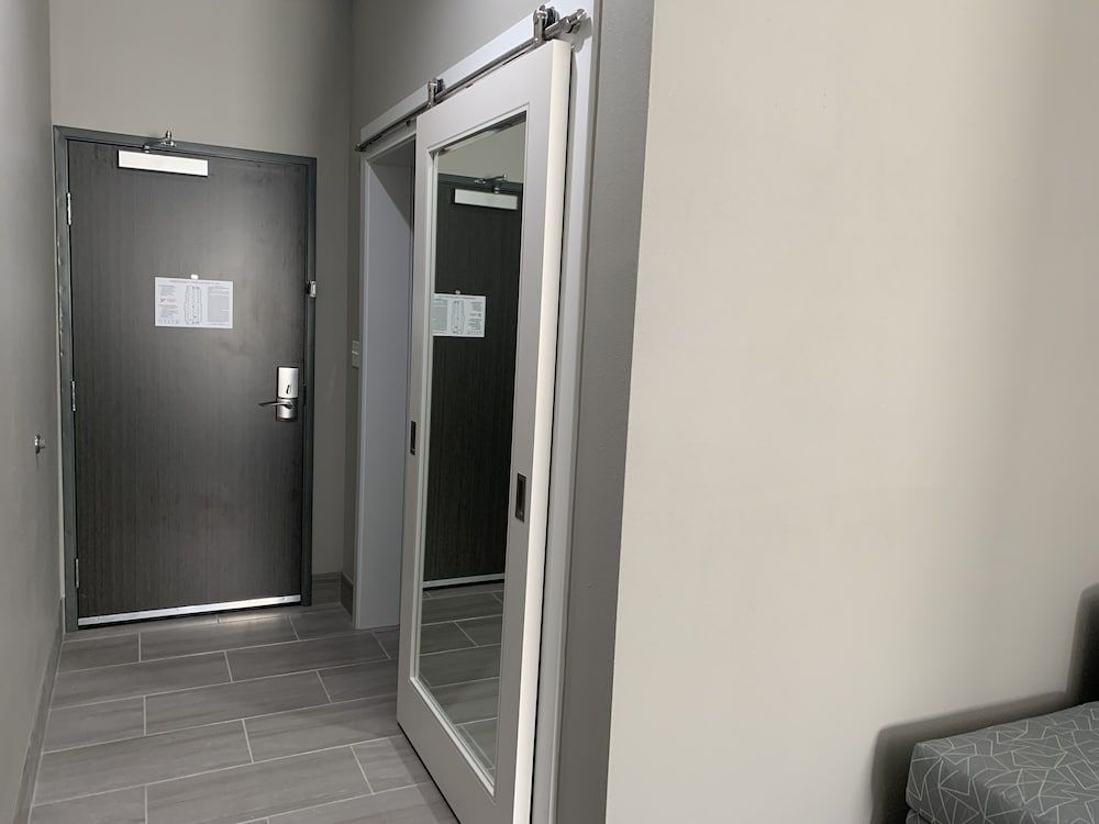 Comfort Inn & Suites Standard Room, 1 King Bed, Non Smoking 4