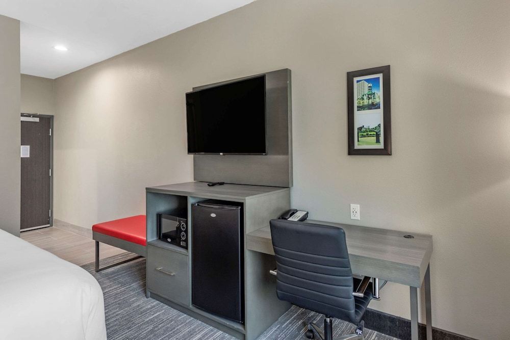 Comfort Inn & Suites Standard Room, 1 King Bed, Non Smoking 8