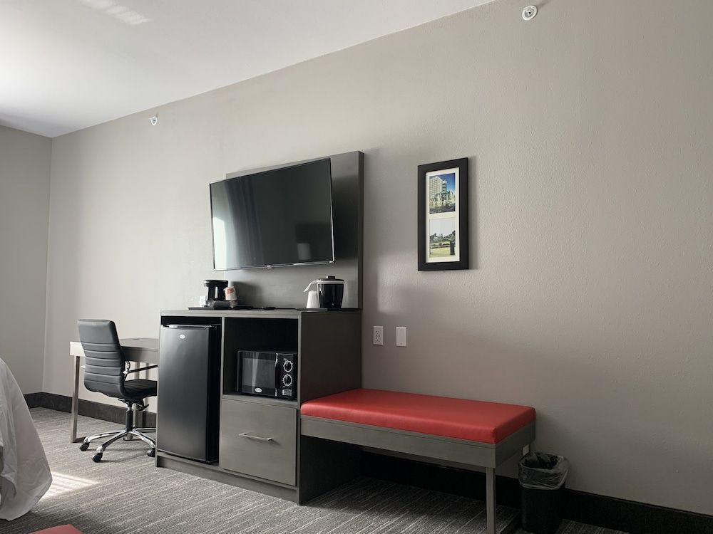 Comfort Inn & Suites Standard Room, 1 King Bed, Non Smoking 9