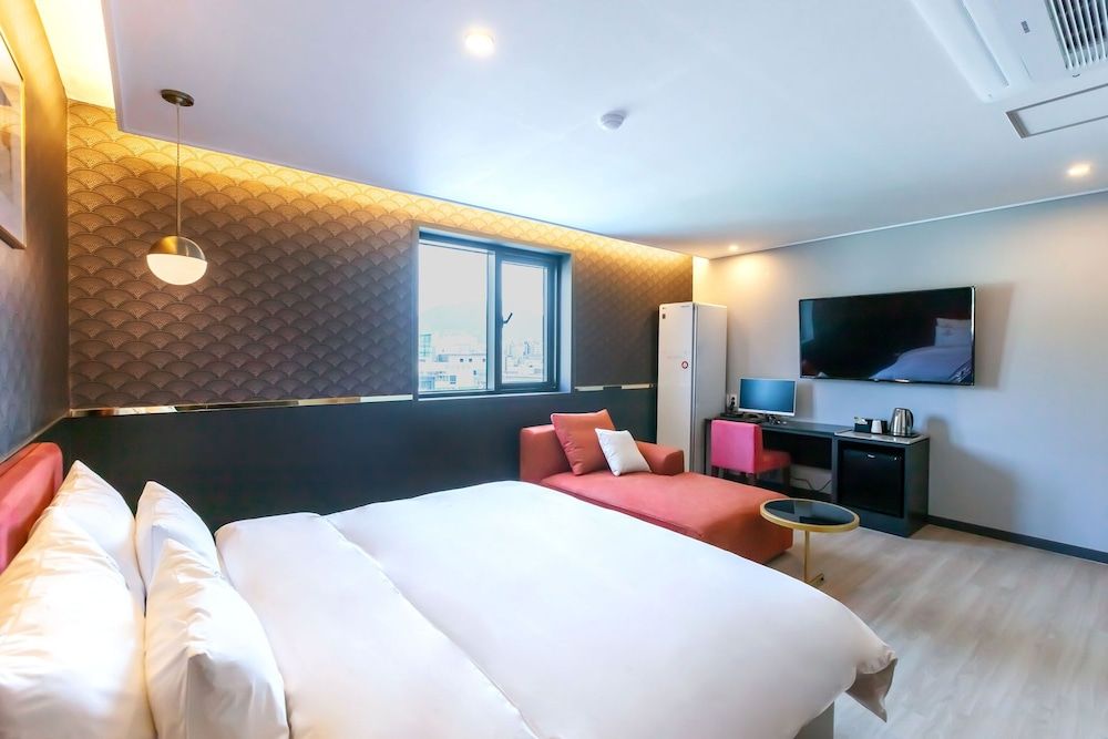 Brown Dot Hotel Sasang Renecite Deluxe Double Room 2
