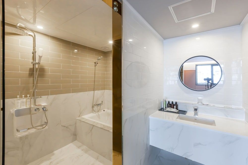 Brown Dot Hotel Sasang Renecite Deluxe Double Room 18