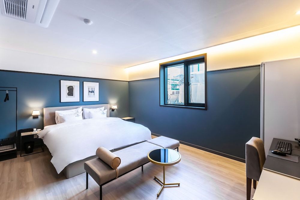 Brown Dot Hotel Sasang Renecite Deluxe Double Room 6