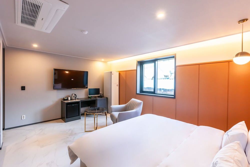 Brown Dot Hotel Sasang Renecite Deluxe Double Room 24