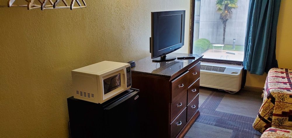 Red Carpet Inn Standard Room, 2 Double Beds, Multiple View (2 Double Beds Non Smoking) 4