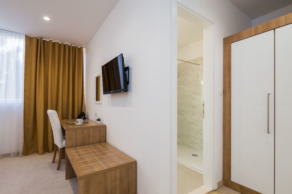 Hotel Corner Comfort Double or Twin Room 25