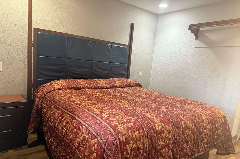 Economy Lodge by Hotel O Texas City Room, 1 King Bed, Smoking 3