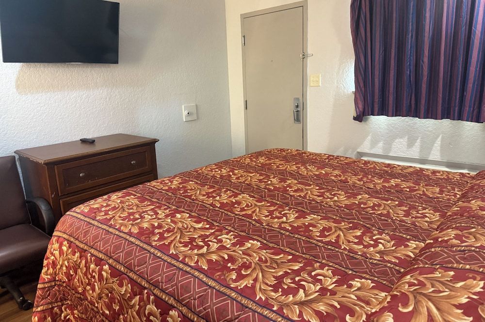 Economy Lodge by Hotel O Texas City Room, 1 King Bed, Smoking 2