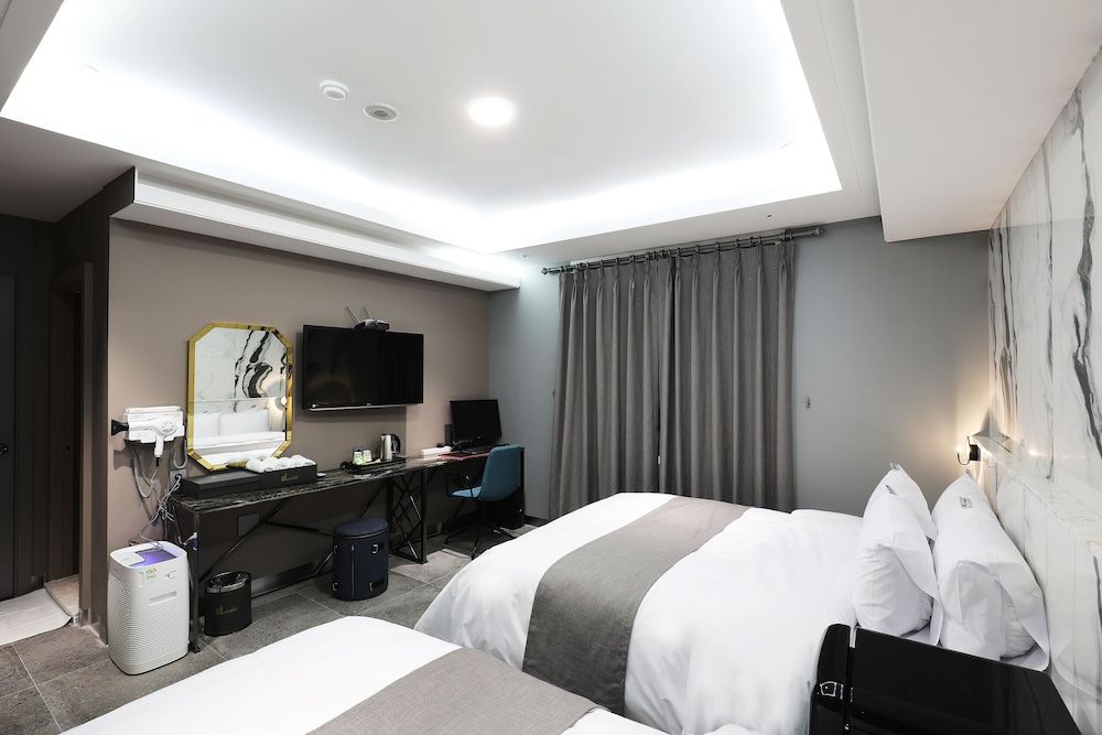 El Tower Hotel Deluxe Twin Room (No breakfast on Mondays) 5