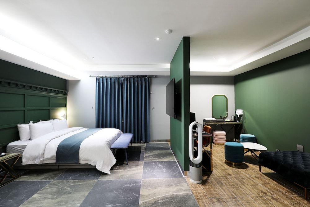 El Tower Hotel Royal Suite (No breakfast on Mondays)