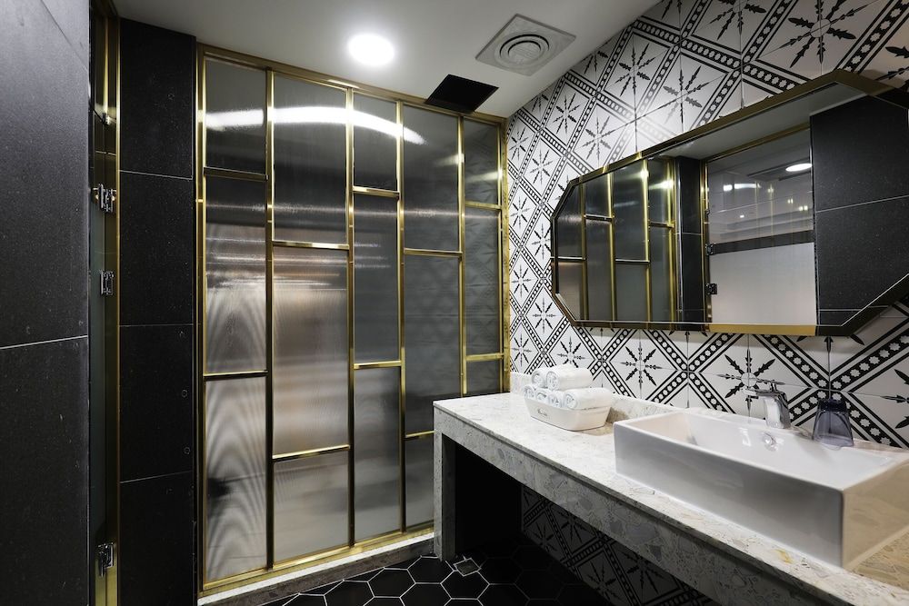 El Tower Hotel Premium Triple Room (No breakfast on Mondays) 6