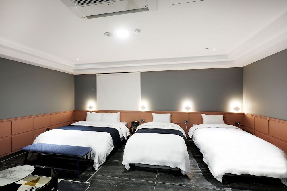 El Tower Hotel Premium Triple Room (No breakfast on Mondays) 2