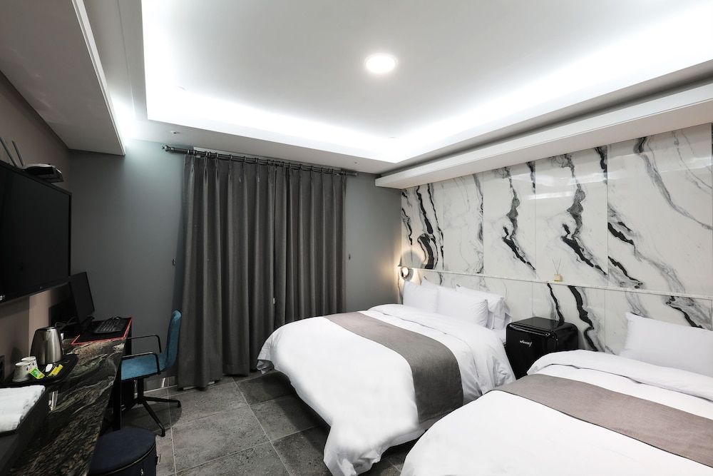 El Tower Hotel Deluxe Twin Room (No breakfast on Mondays)