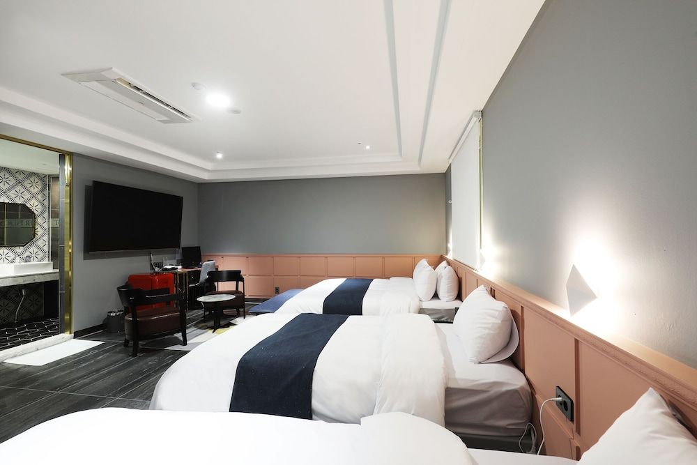 El Tower Hotel Premium Triple Room (No breakfast on Mondays) 3