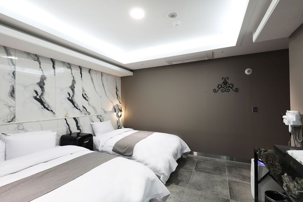 El Tower Hotel Deluxe Twin Room (No breakfast on Mondays) 2