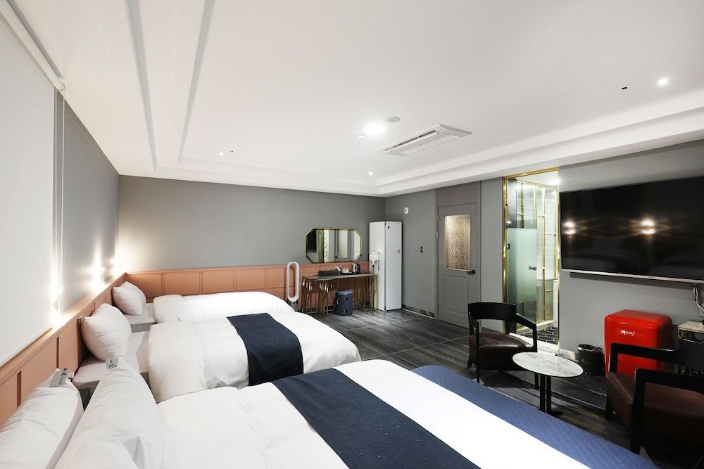 El Tower Hotel Premium Triple Room (No breakfast on Mondays) 4