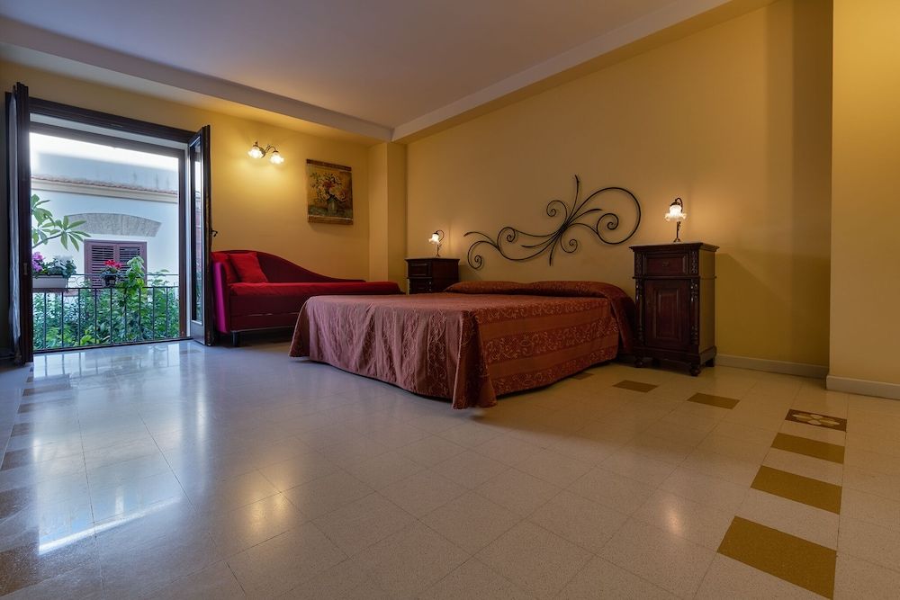 Casa Manzella Deluxe Room 7