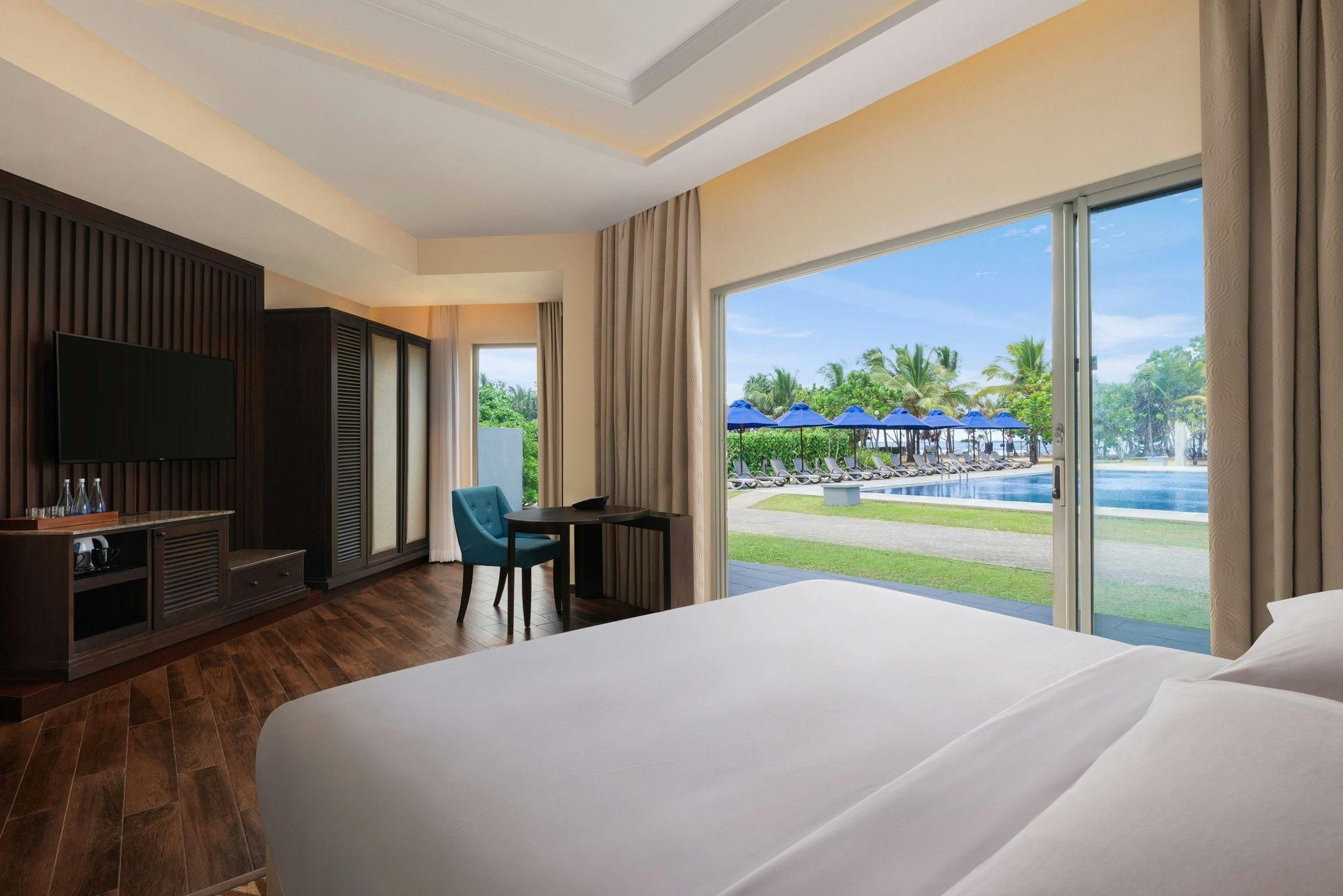 Studio Suite, 1 King, Garden view