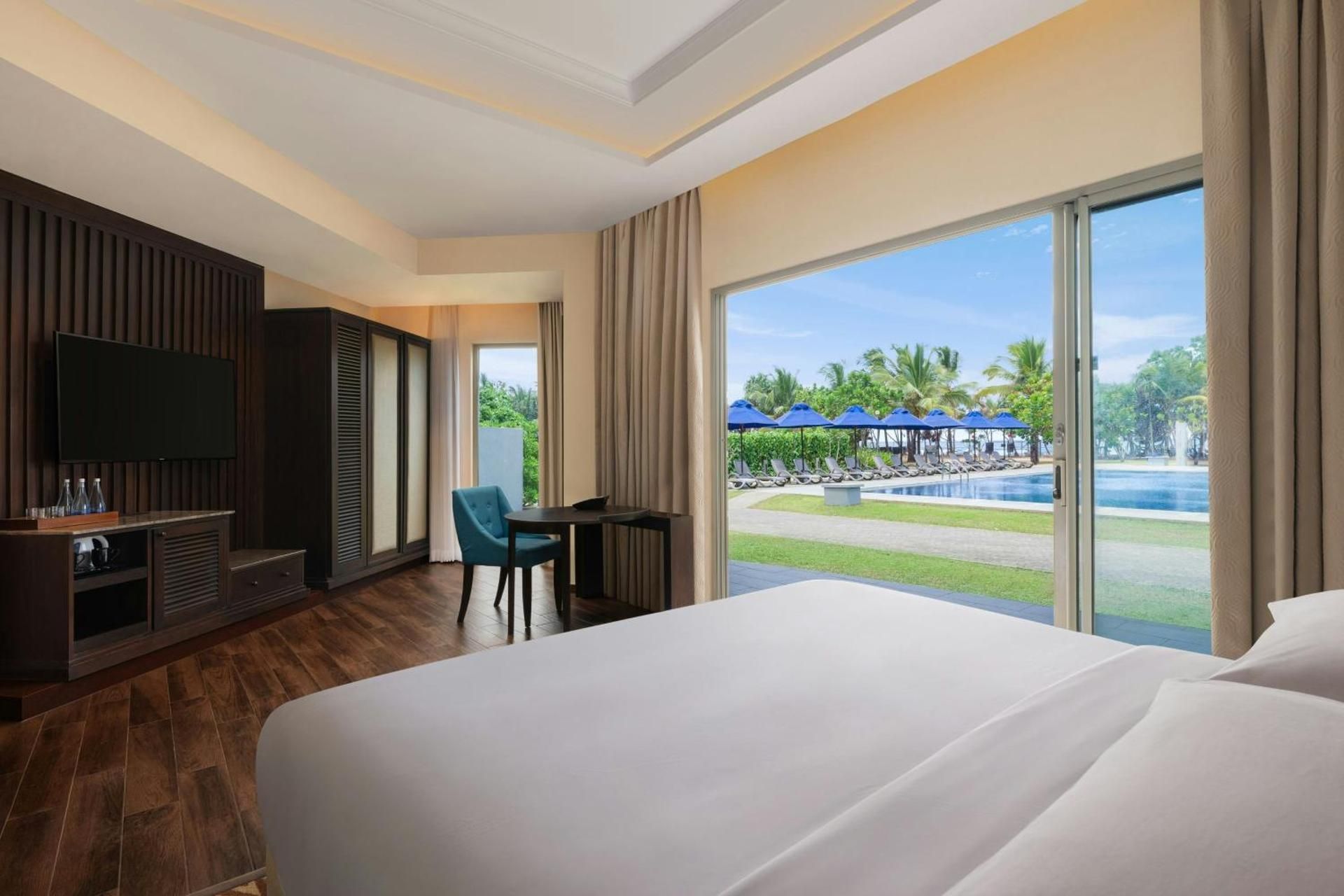 Superior, Suite, 1 King, Garden view, Balcony