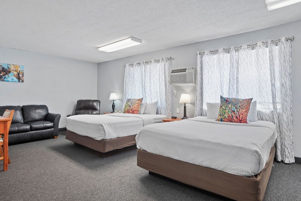 Family Suite, 2 Queen Beds, Non Smoking