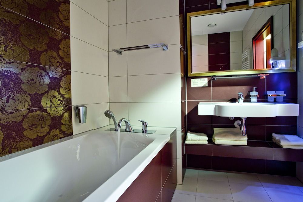 Deep Soaking Bathtub