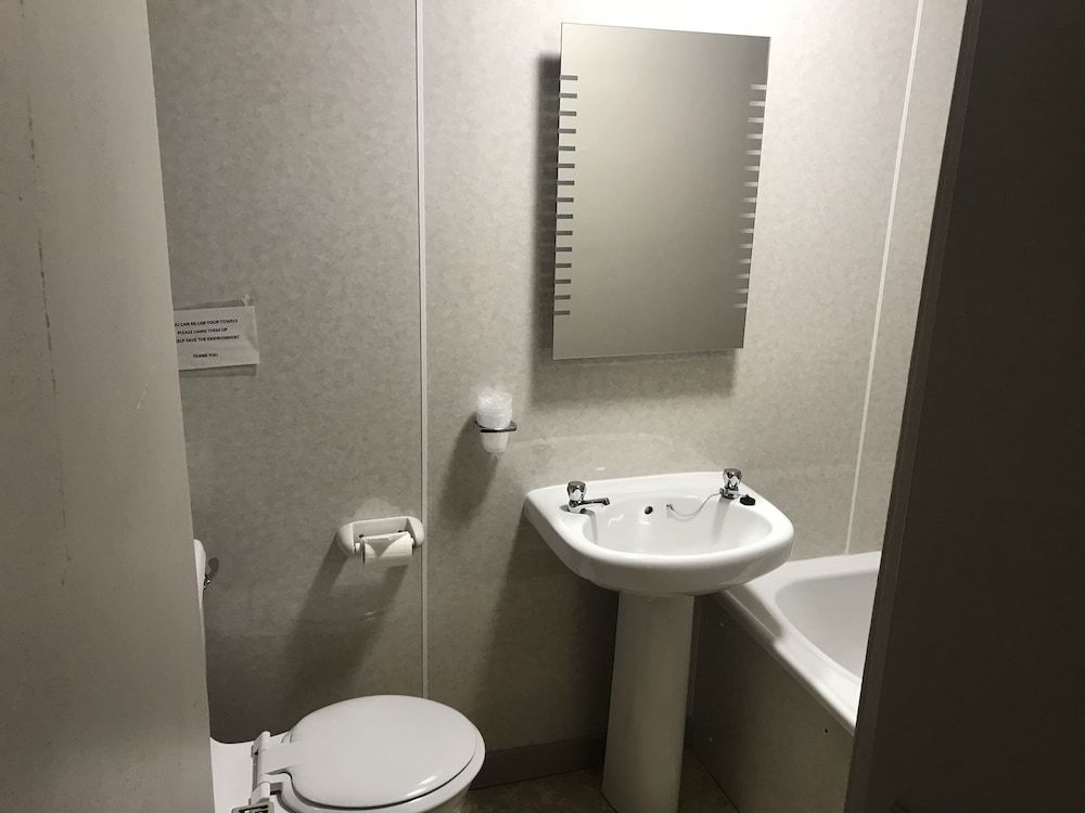 The Buchan Hotel Standard Twin Room, Ensuite 4