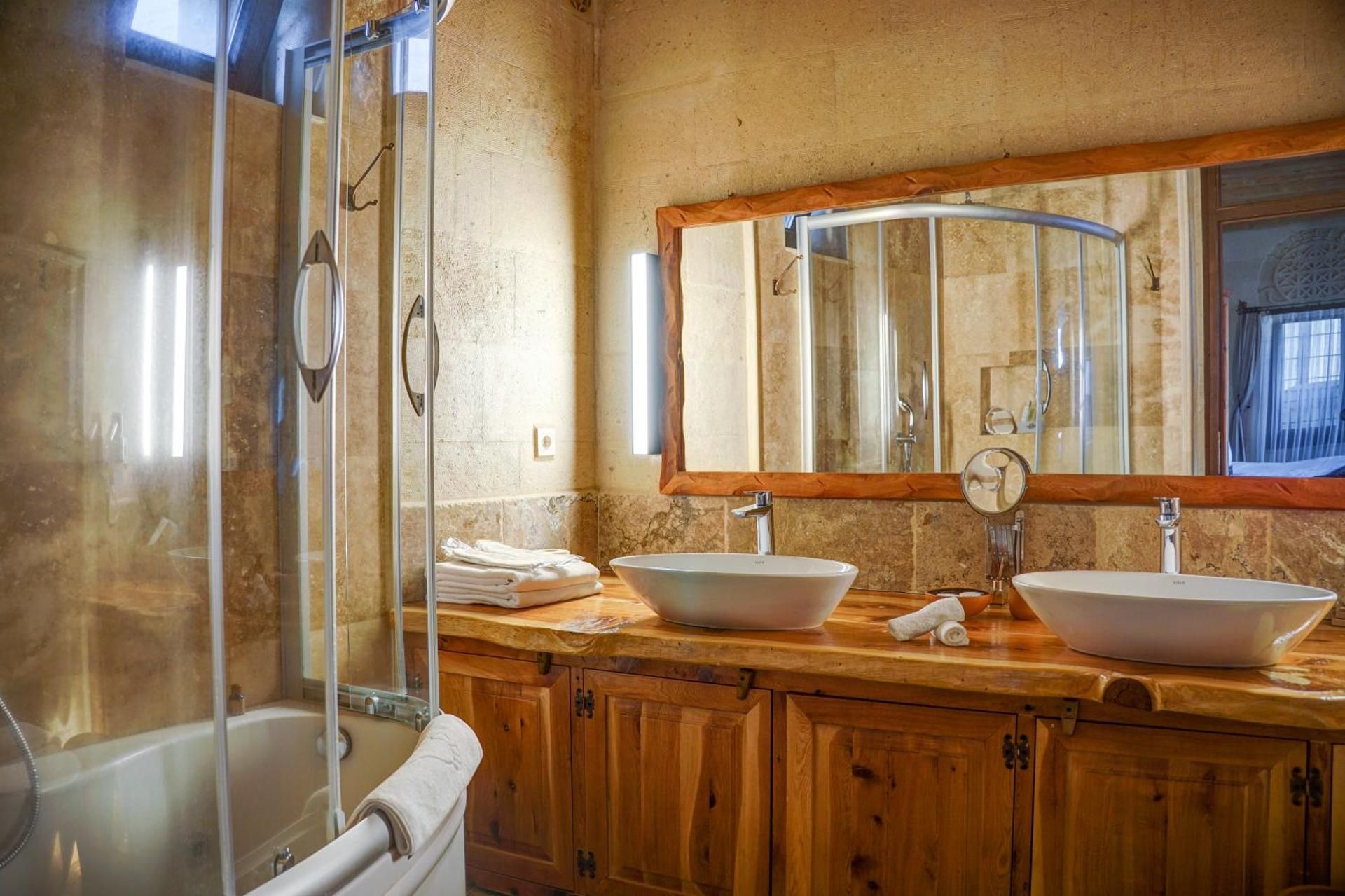 Queen Suite with Spa Bath