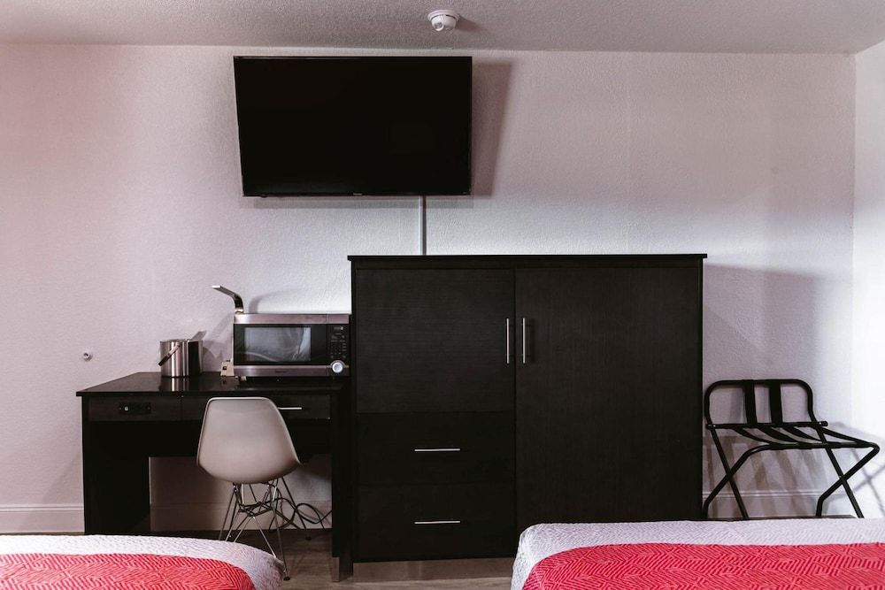 Motel 6 Bellville, OH - Mid Ohio Standard Room, 2 Queen Beds, Accessible, Non Smoking 5