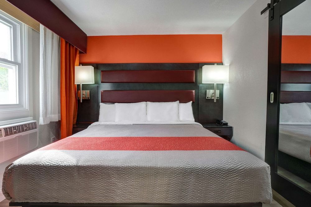 Motel 6 Bellville, OH - Mid Ohio Standard Room, 1 King Bed, Non Smoking, Refrigerator & Microwave 5