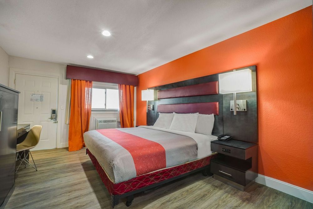 Motel 6 Bellville, OH - Mid Ohio Standard Room, 1 King Bed, Non Smoking, Refrigerator & Microwave 6